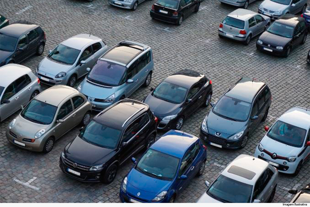 Mulher cai em estacionamento de shopping e será indenizada