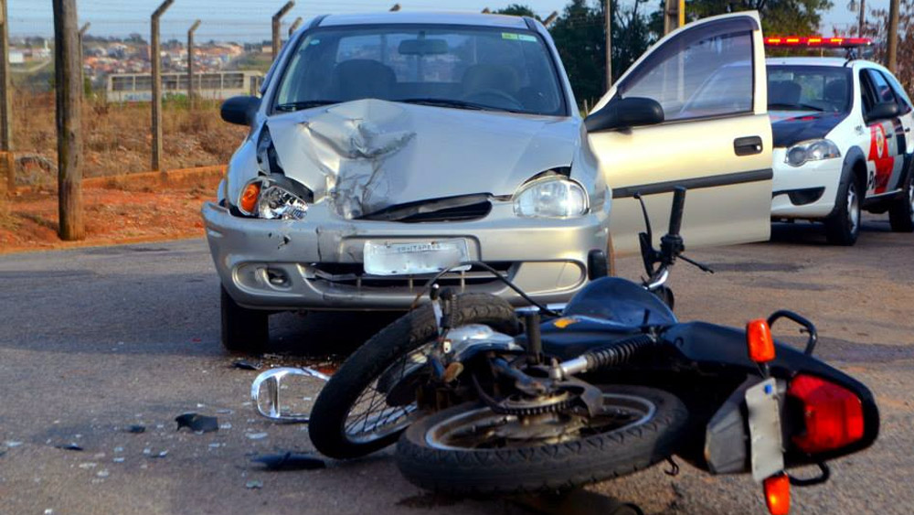 Bater de carro e fugir é crime?